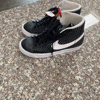 BLK/WHITE NIKE SHOES 5Y