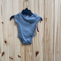 BOYS NIKE ONESIE GREY/BLK 3M