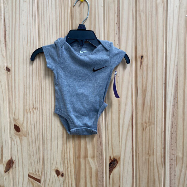 BOYS NIKE ONESIE GREY/BLK 3M