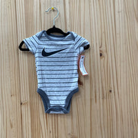 BOYS NIKE ONESIE GREY/BLK 3M