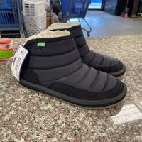 BOYS SANUK BLA,CK ANKLE BOOTS 4 LIKE NEW