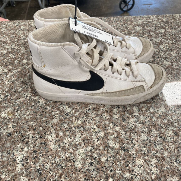 NIKE HIGH TOP SHOES WHITE/BLK 5Y