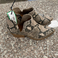 WOMENS UNIVERSAL THREAD SNAKESKIN DESIGN ANKLE BOOTS 7