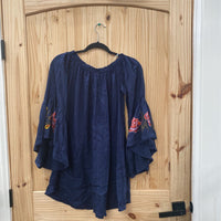 WOMENS FEATHERS NAVY BLUE CASUAL TOP W/FLOWERS M NWT