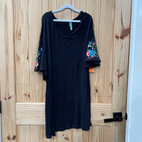 WOMES BLK SHIRT W/FLOWERS M