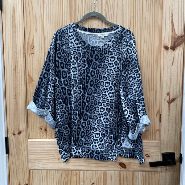 WOMENS UMGEE LEOPARD PRINT SWEATER SIZE SMALL