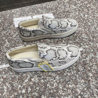 WOMENS STEVE MADDEN SNAKSKIN DESIGN SLIP ON SHOES LT BLK/WHITE 8 LIKE NEW