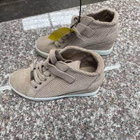 WOMENS GUESS TAUPE WEDGE CASUAL SHOES 7M