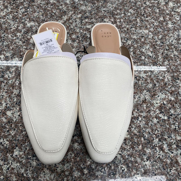 WOMENS A NEW DAY CREAM CASUAL SLIP ON SHOE 10 NWT