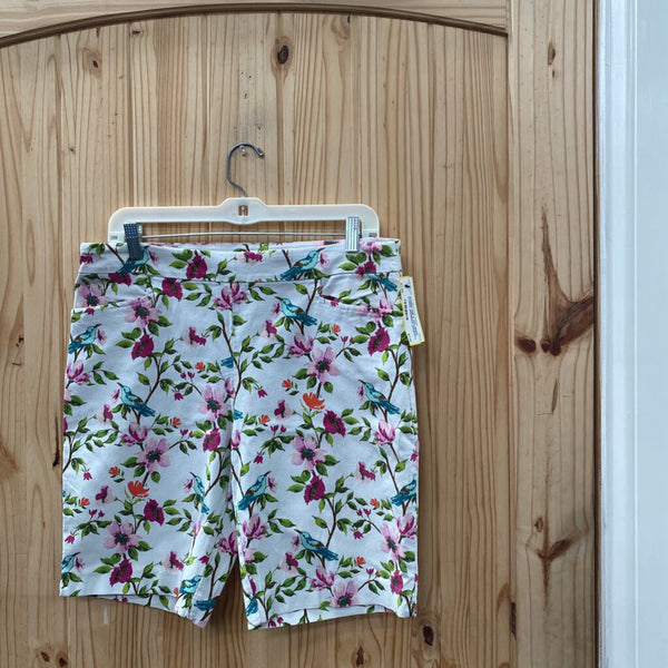 WOMNS TIME & TRU WHITE FLORAL BERMUDA SHORTS L