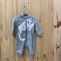 BOYS NIKE ROMPER GREY/WHITE 6/9M