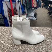 WOMENS CHINE LAUNDRY WHITE BOOTS 8 NEW