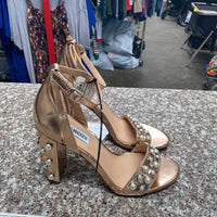 WOMENS STEVE MADDEN GOLD HEELS W/PEARLS 9 NEW