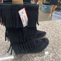 WOMENS MINNETONKS BLK BOOTS W/FRINGE 8