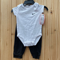 BOYS NIKE 2PC SET BLK/WHITE 6M