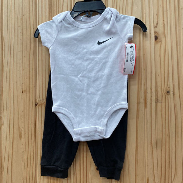 BOYS NIKE 2PC SET BLK/WHITE 6M