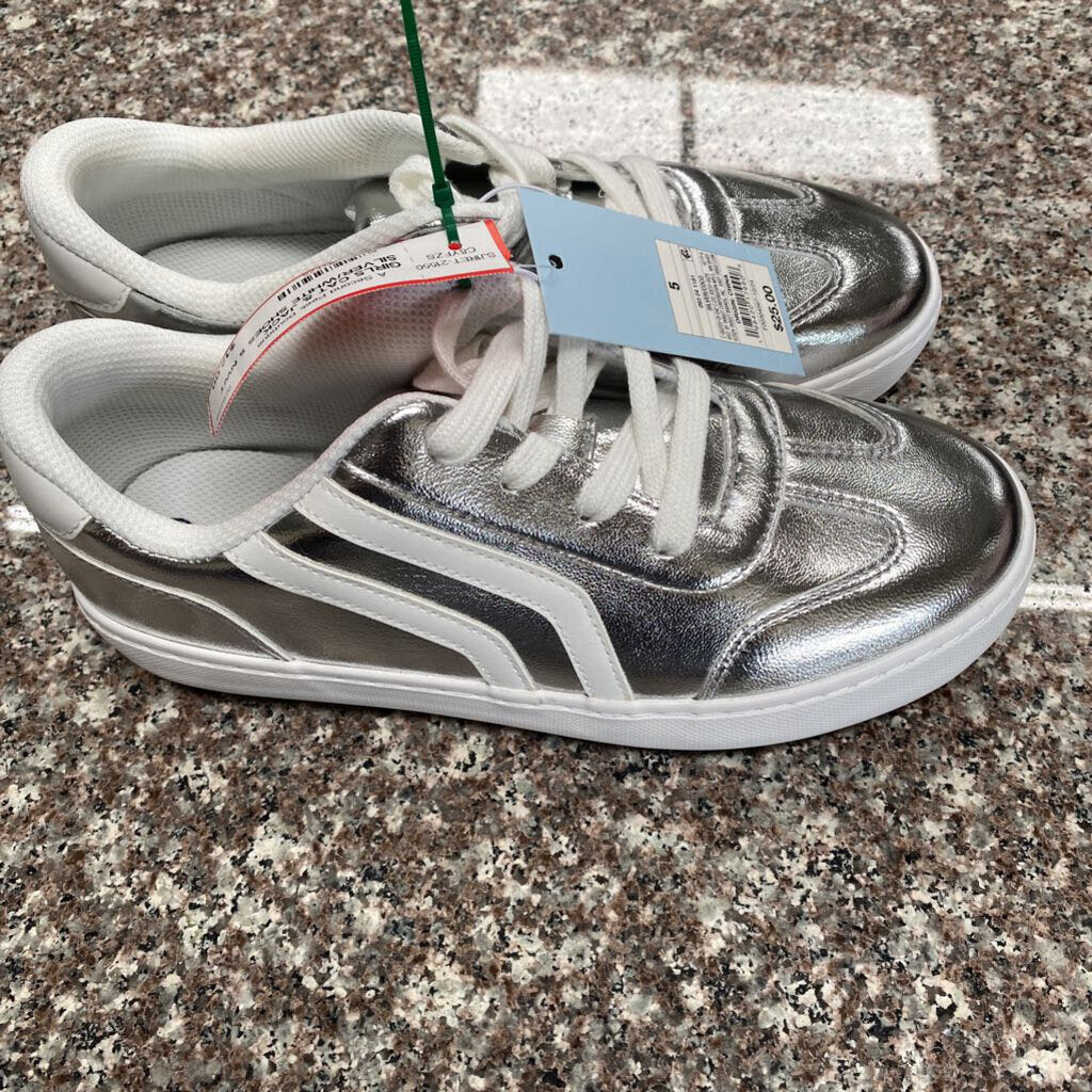 GIRLS CAT & JACK SILVER/WHITE SHOES 5 NWT