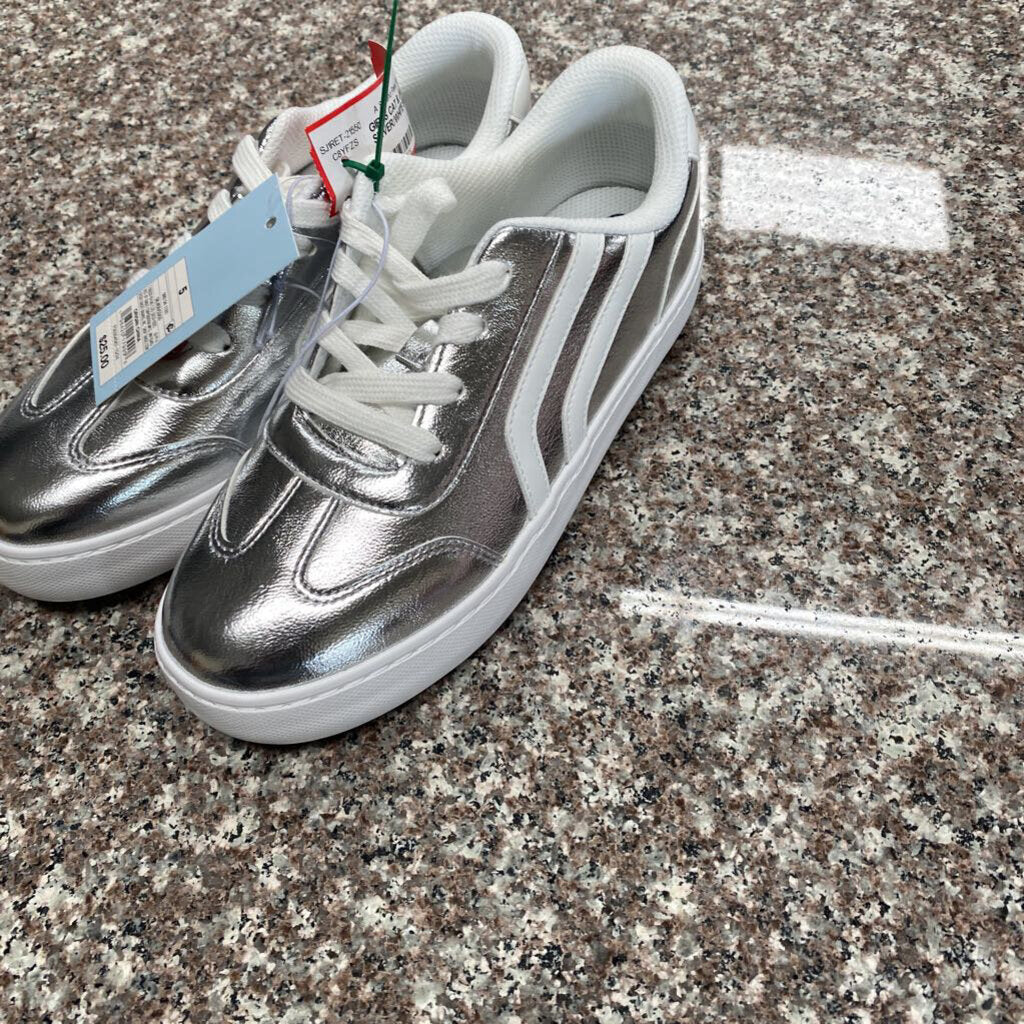 GIRLS CAT & JACK SILVER/WHITE SHOES 5 NWT