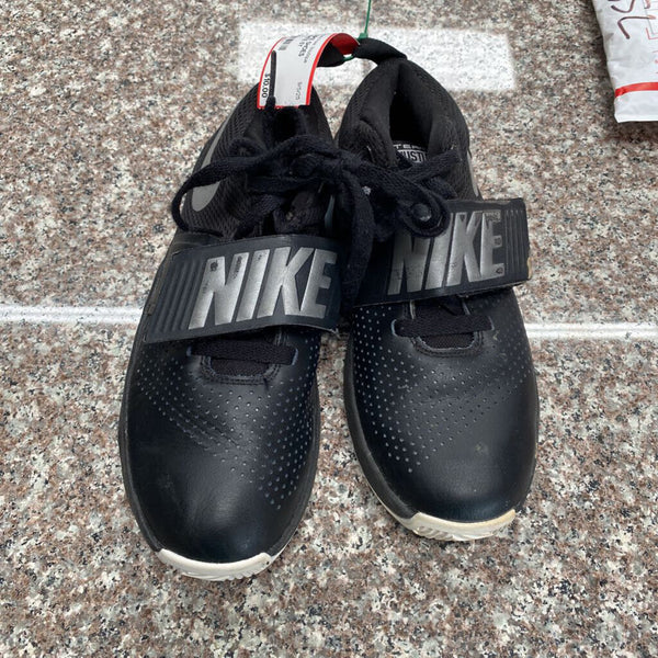 BOYS NIKE SHOES BLK/WHITE 6Y