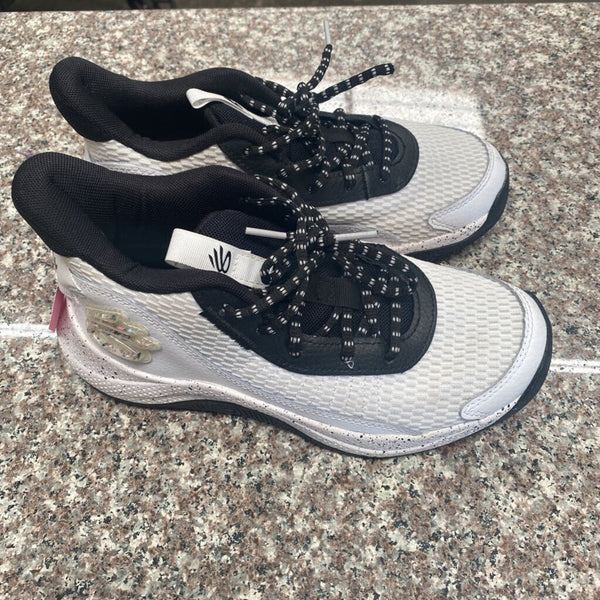 BOYS CURRY WHITE/BLK SHOES 6Y