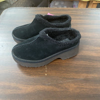 WOMENS UGG BLACK CLOGS SIZE UNKNOWN
