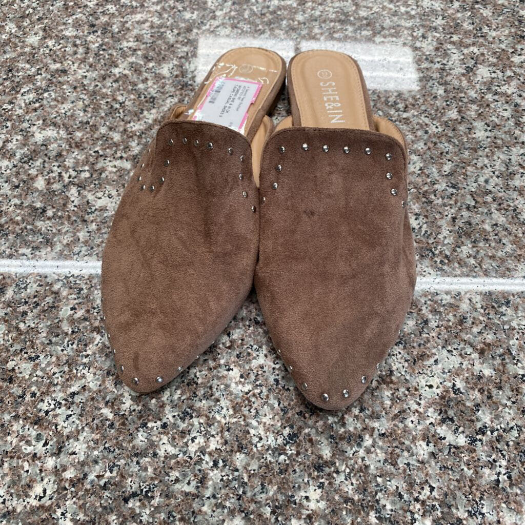 WOMENS SHE & IN DK TAUPE CASUAL SHOES 9