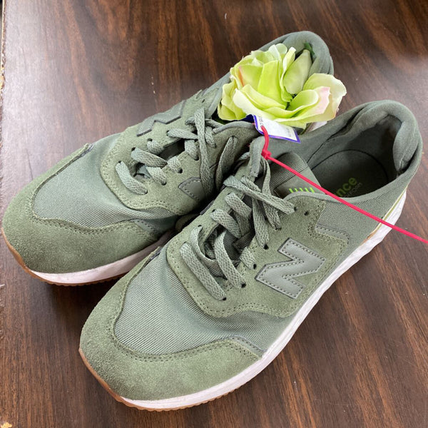 WOMENS NEW BALANCE OLIVE GREEN SHOES 8