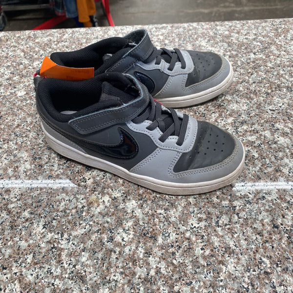 BOYS NIKE SHOES GREY/BLK 2Y