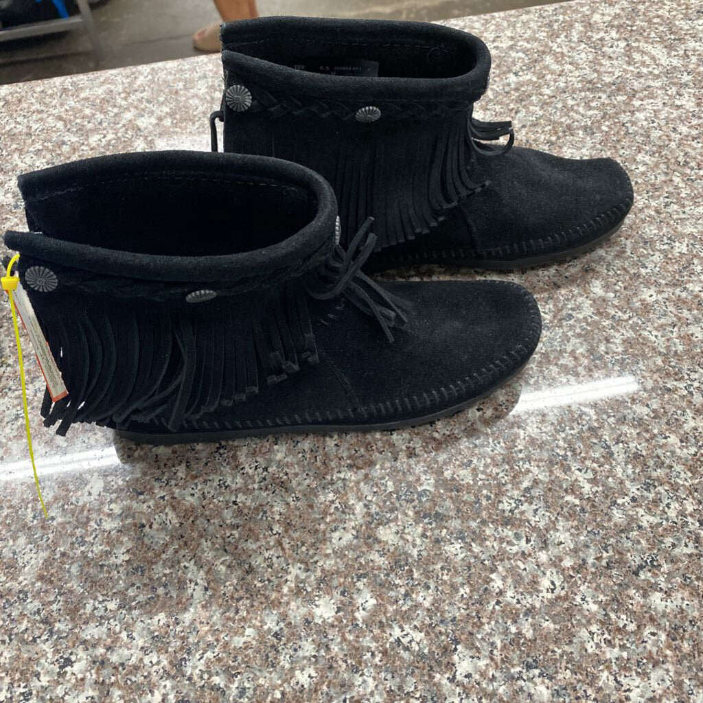 WOMENS MINNETONKA BLK ANKLE BOOTS 6.5
