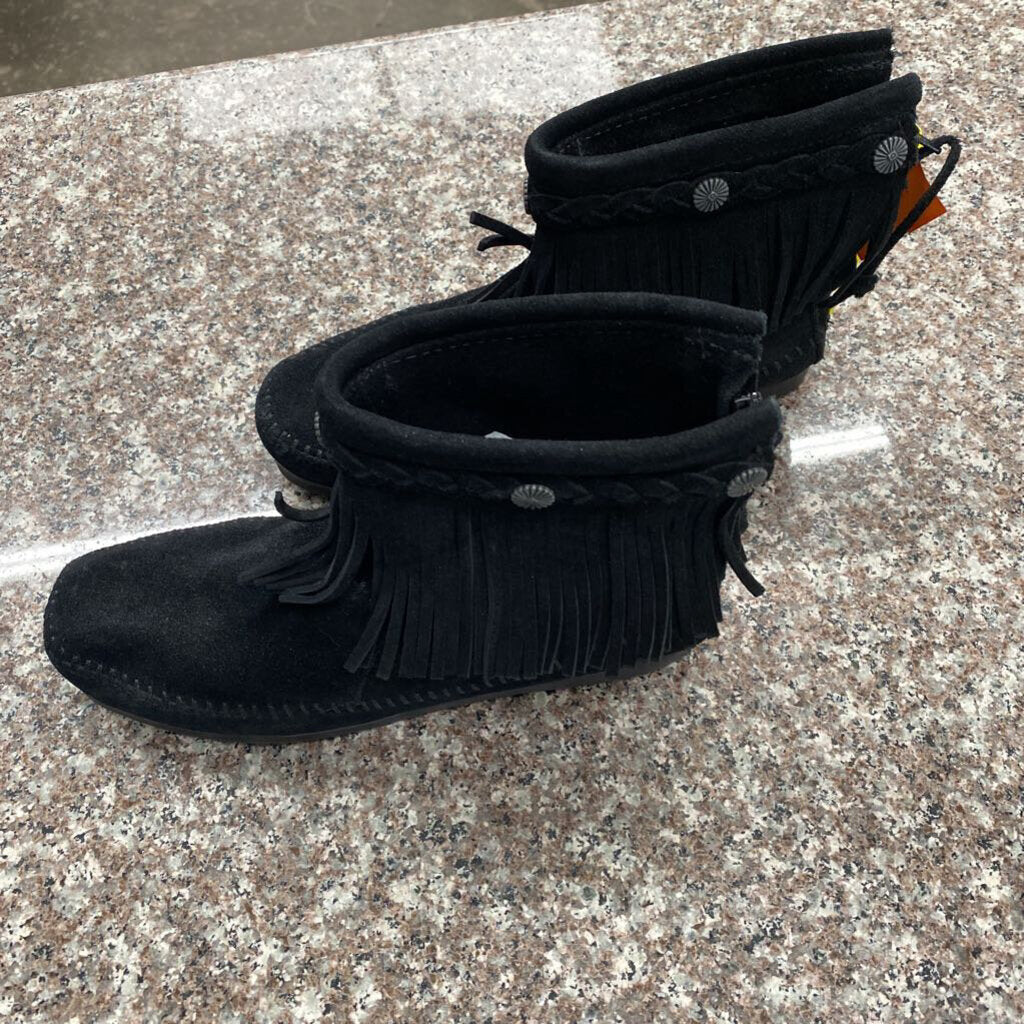 WOMENS MINNETONKA BLK ANKLE BOOTS 6.5