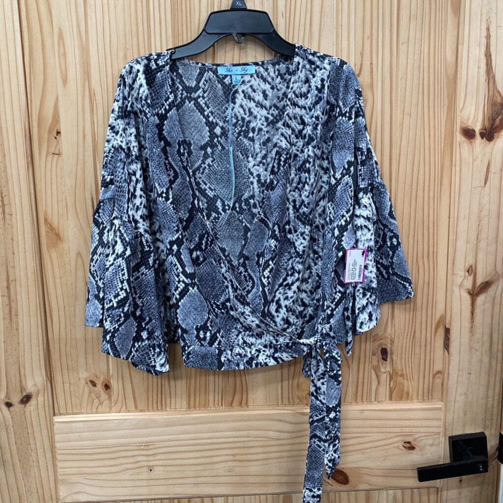 WOMENS SHE +SKY BLK/WHITE SNAKESKIN CASUAL TOP L NWT