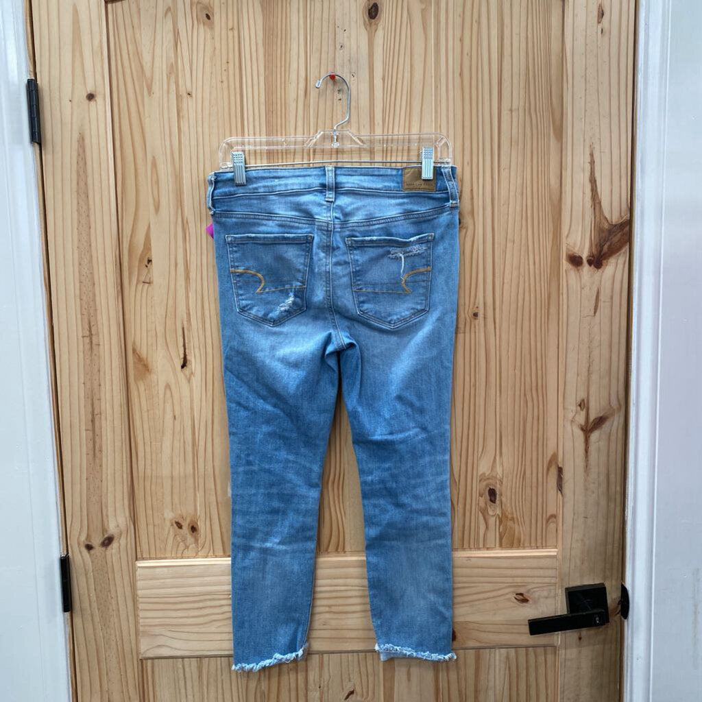 WOMENS AMERICAN EAGLE LT DENIM DIST. JEANS 8 SHORT