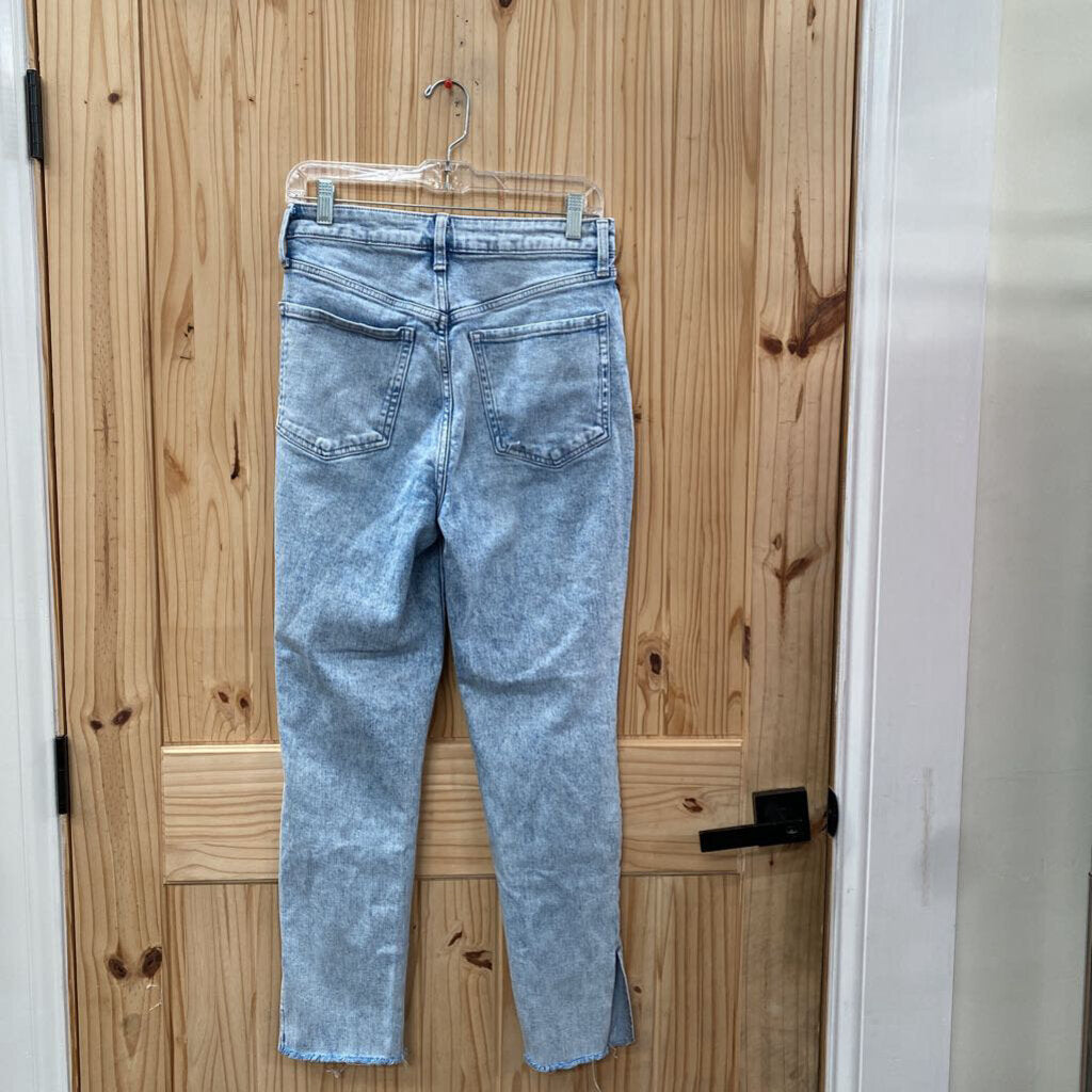 WOMENS OLD NAVY LT DENIM DIST. JEANS 6