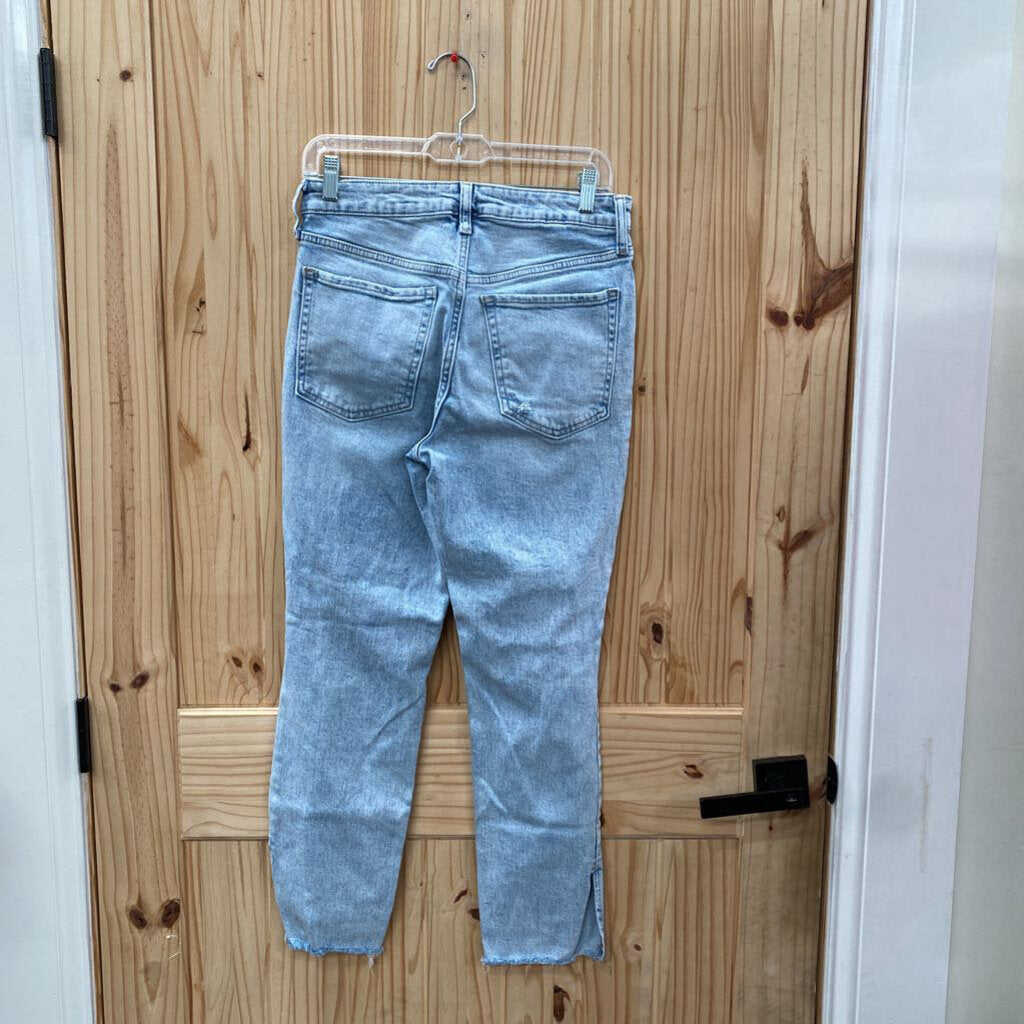 WOMENS OLD NAVY LT DENIM DIST. JEANS 6