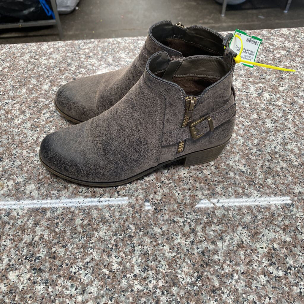 WOMENS JESSICA CLINE STONE ANKLE BOOTS 7 1/2