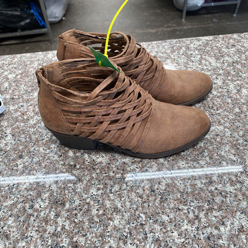 WOMENS FERGALICIOUS CHESTNUT ANKLE CASUAL SHOES 7 1/2?