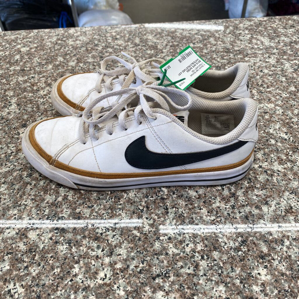 BOYS NIKE SHOES WHITE/BLK/MUSTARD 4.5Y