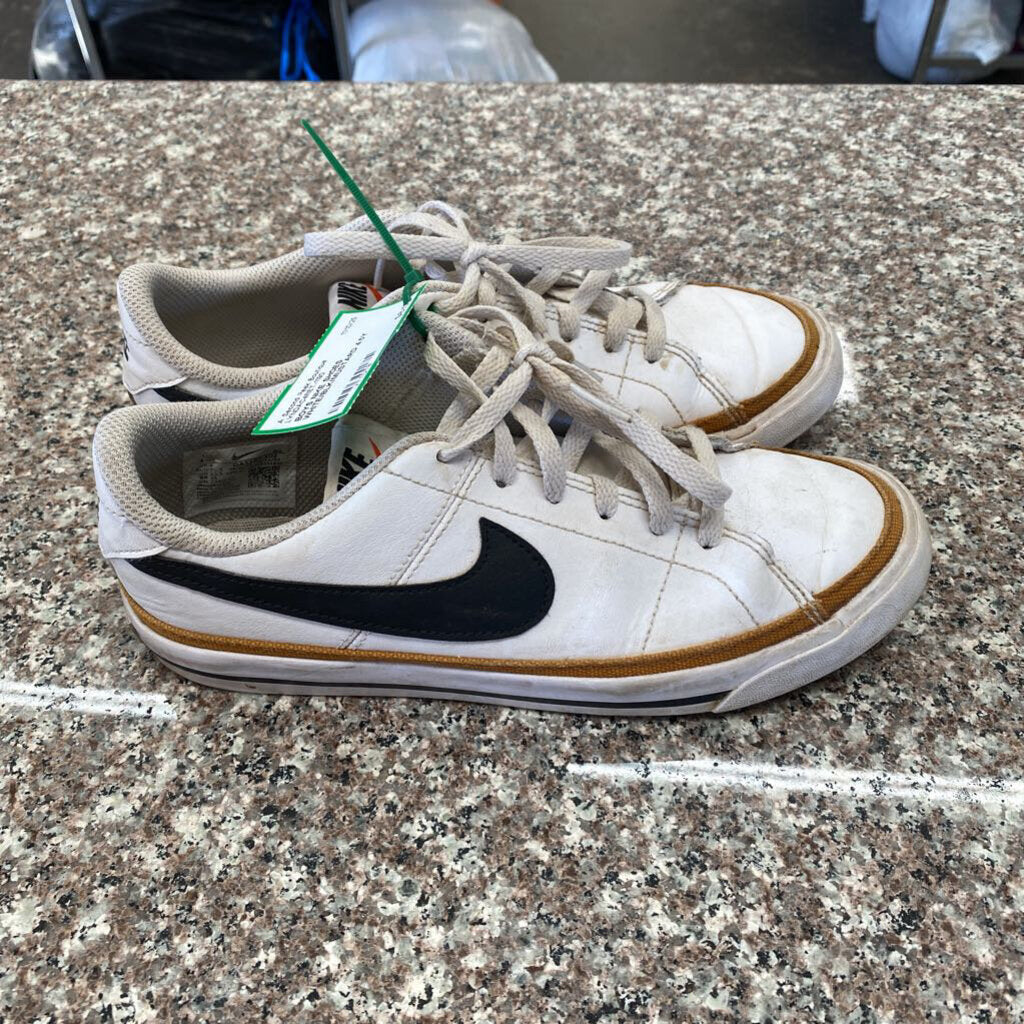 BOYS NIKE SHOES WHITE/BLK/MUSTARD 4.5Y