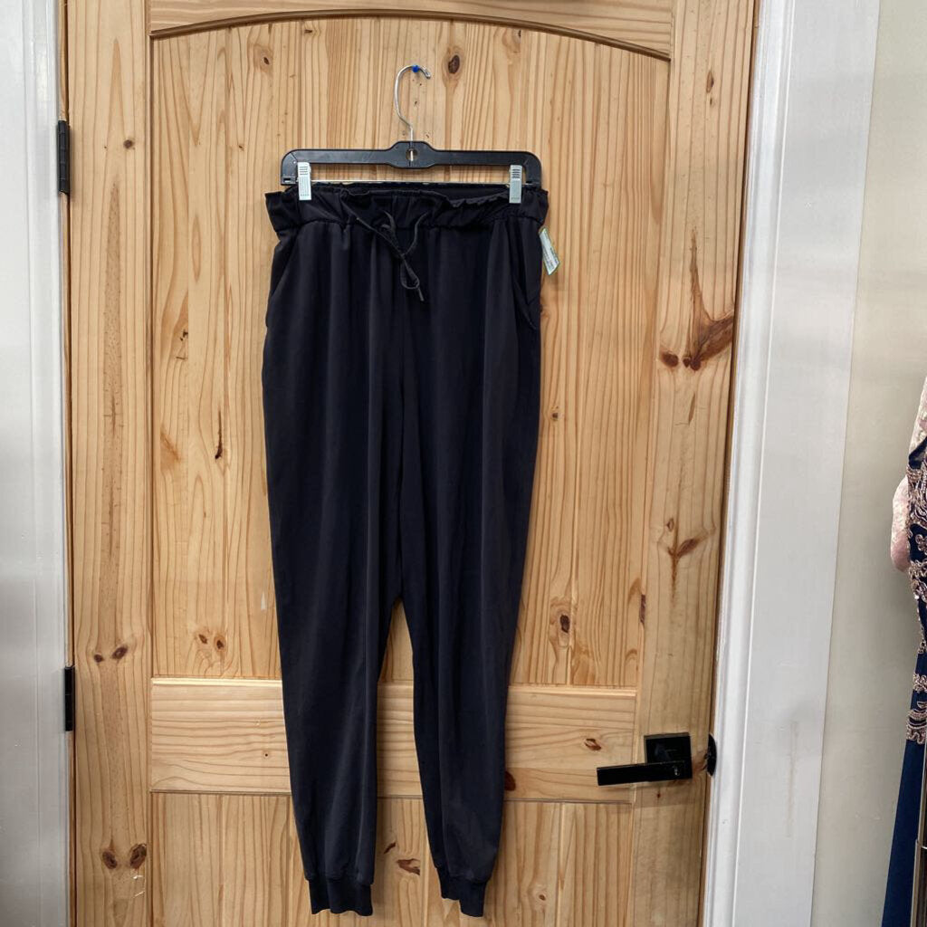 WOMENS LULULEMON BLK PANTS 8