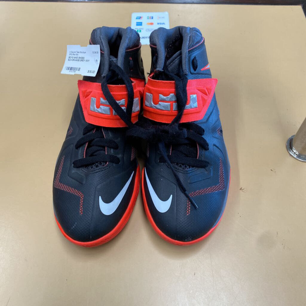 BOYS NIKE SHOES BLK/ORANGE/GREY 6.5Y
