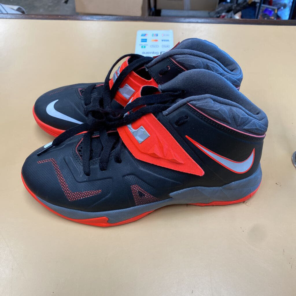 BOYS NIKE SHOES BLK/ORANGE/GREY 6.5Y