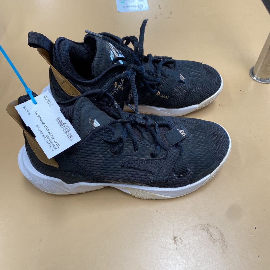 BOYS NIKE JORDAN BLK/GOLD SHOES 5Y