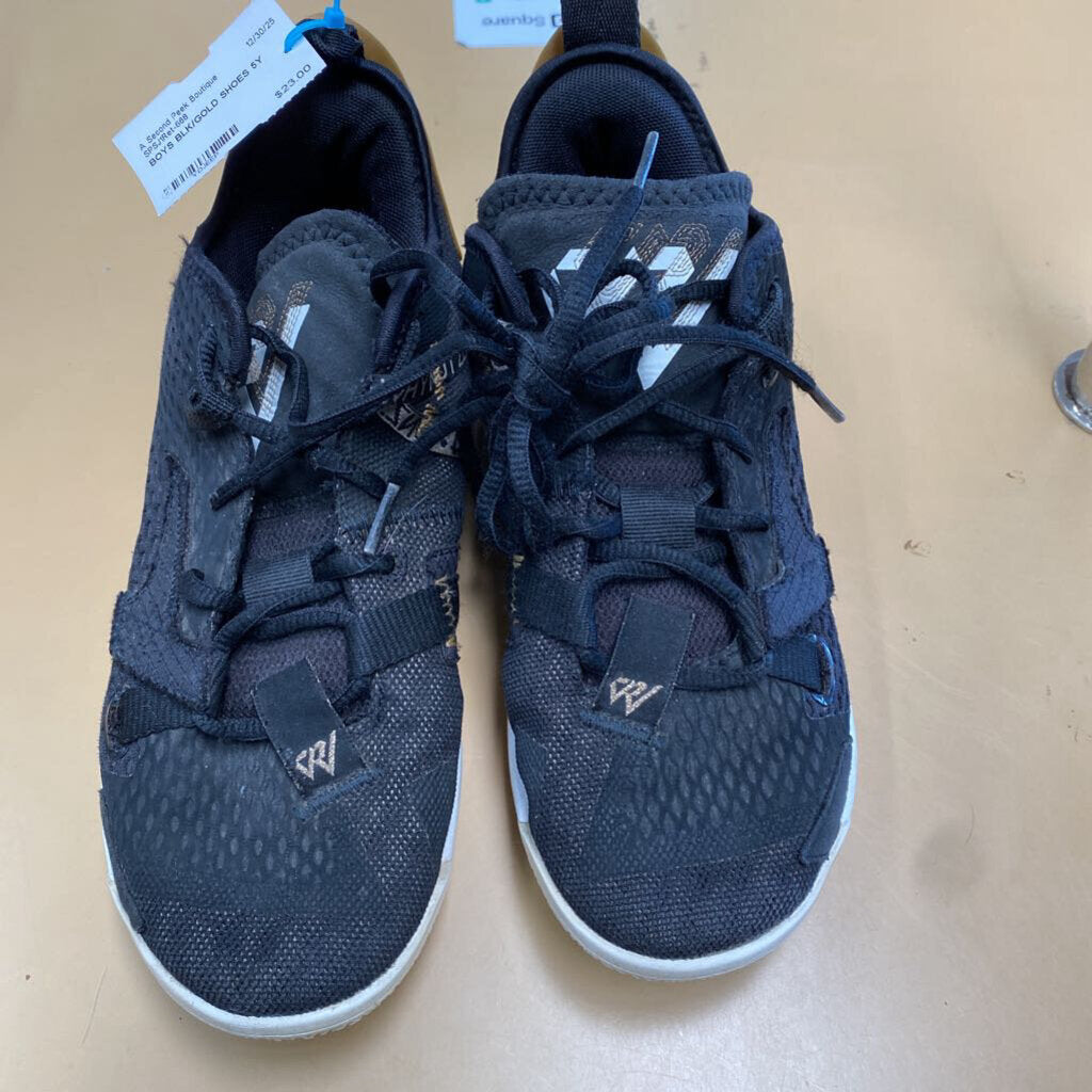 BOYS NIKE JORDAN BLK/GOLD SHOES 5Y