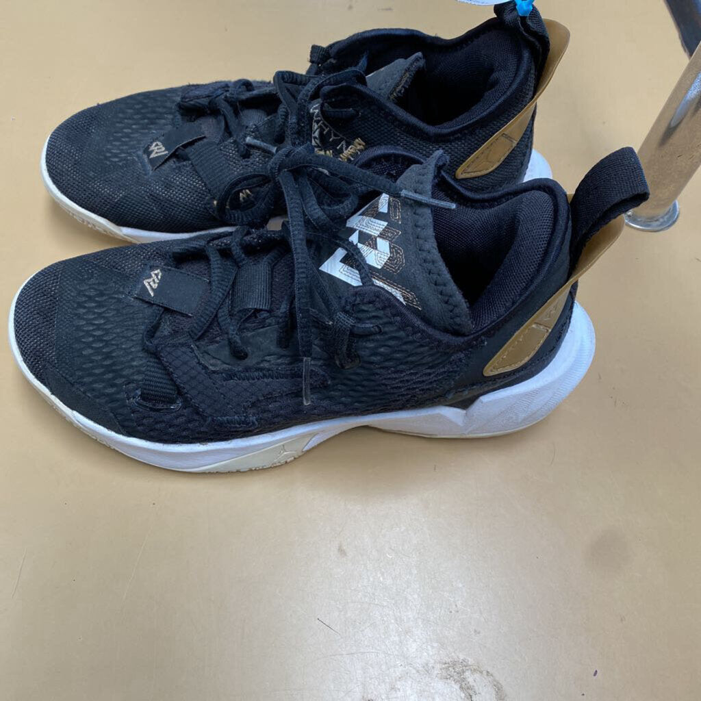 BOYS NIKE JORDAN BLK/GOLD SHOES 5Y