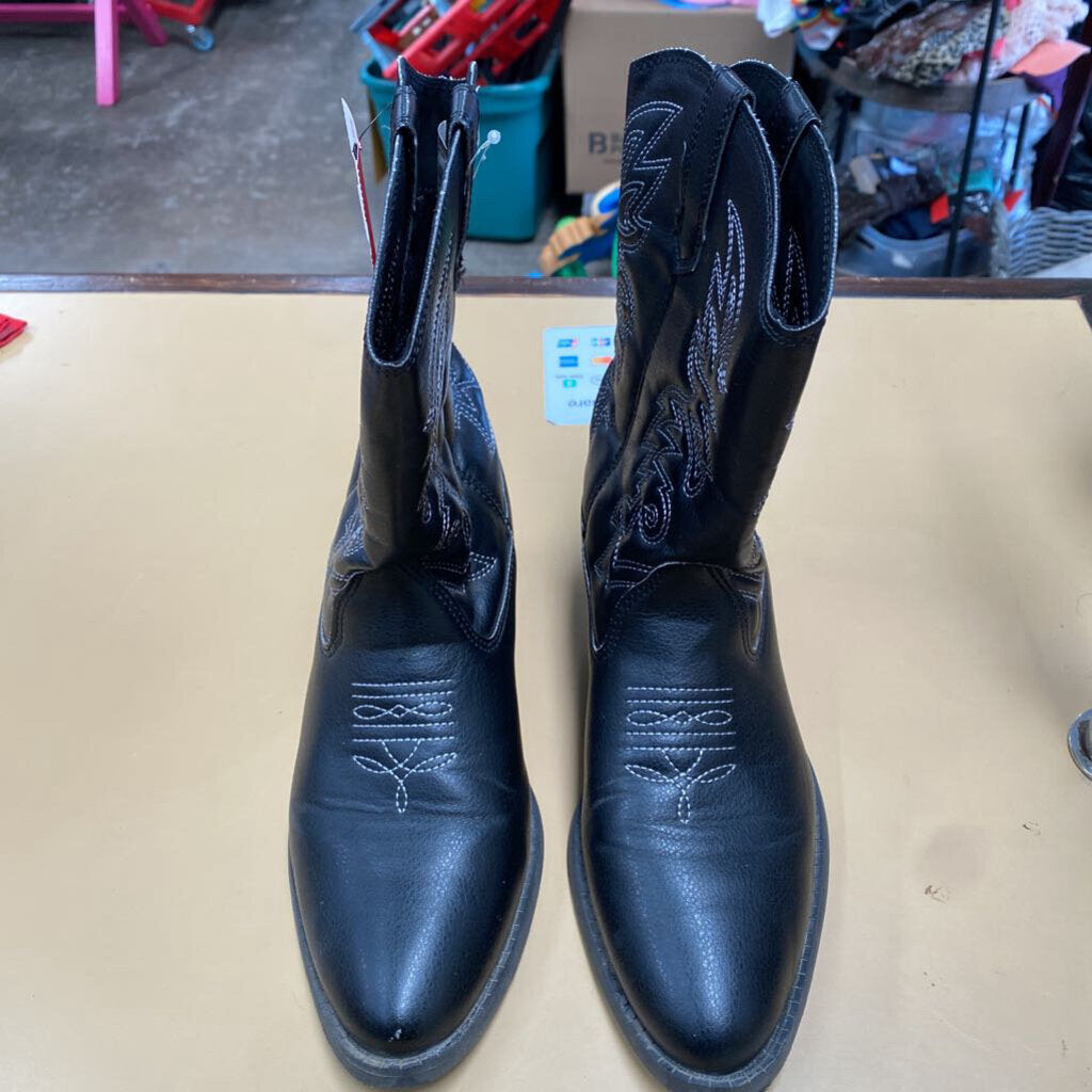 BOYS BLK BOOTS 4M