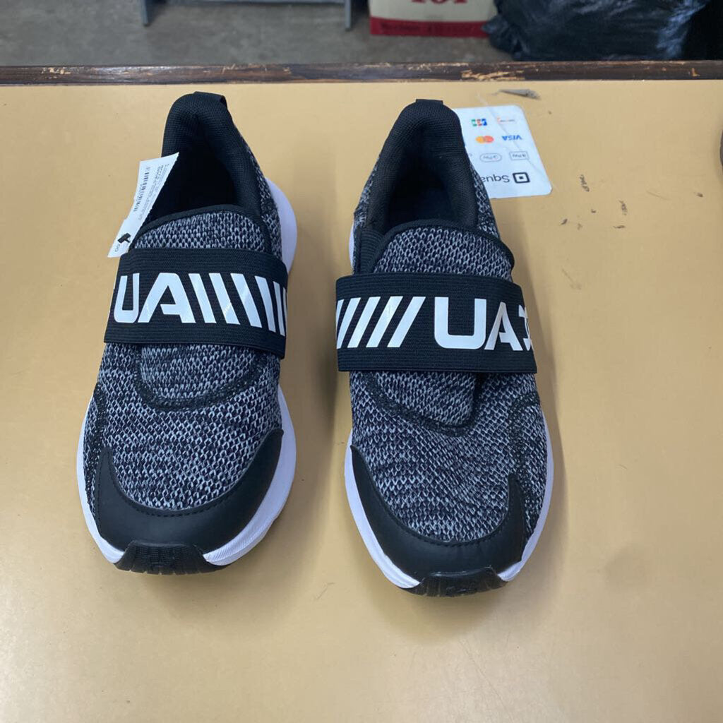 BOYS UNDER ARMOUR SHOES BLK/WHITE 5Y