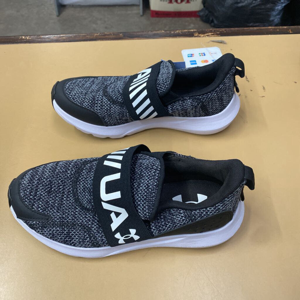 BOYS UNDER ARMOUR SHOES BLK/WHITE 5Y