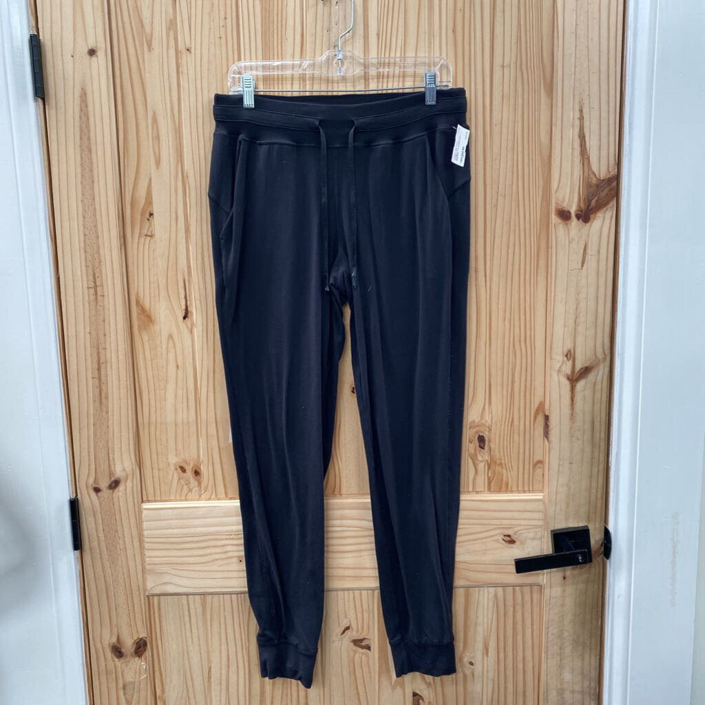 WOMENS LULULEMON BLK PANTS 8