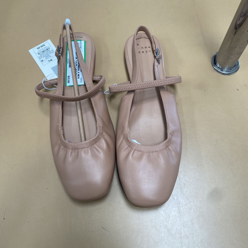 WOMENS A NEW DAY DK TAUPE CASUAL SHOES 9 1/2 NWT