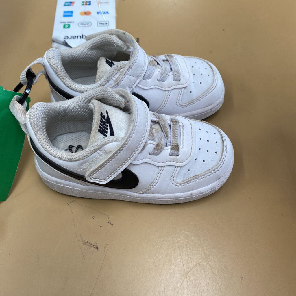 BOYS NIKE SHOES WHITE/BLK 6C